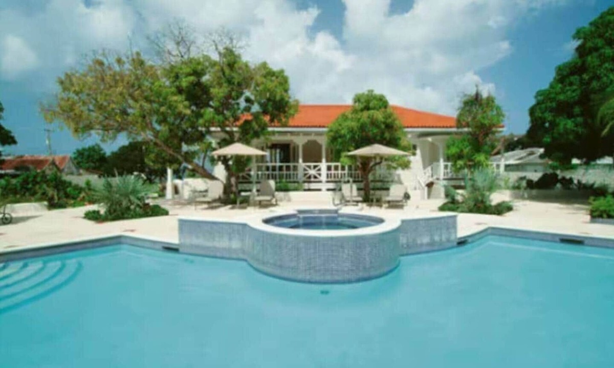 Prospect House | Prospect House: Elegant 5 Bedroom Retreat with Pool