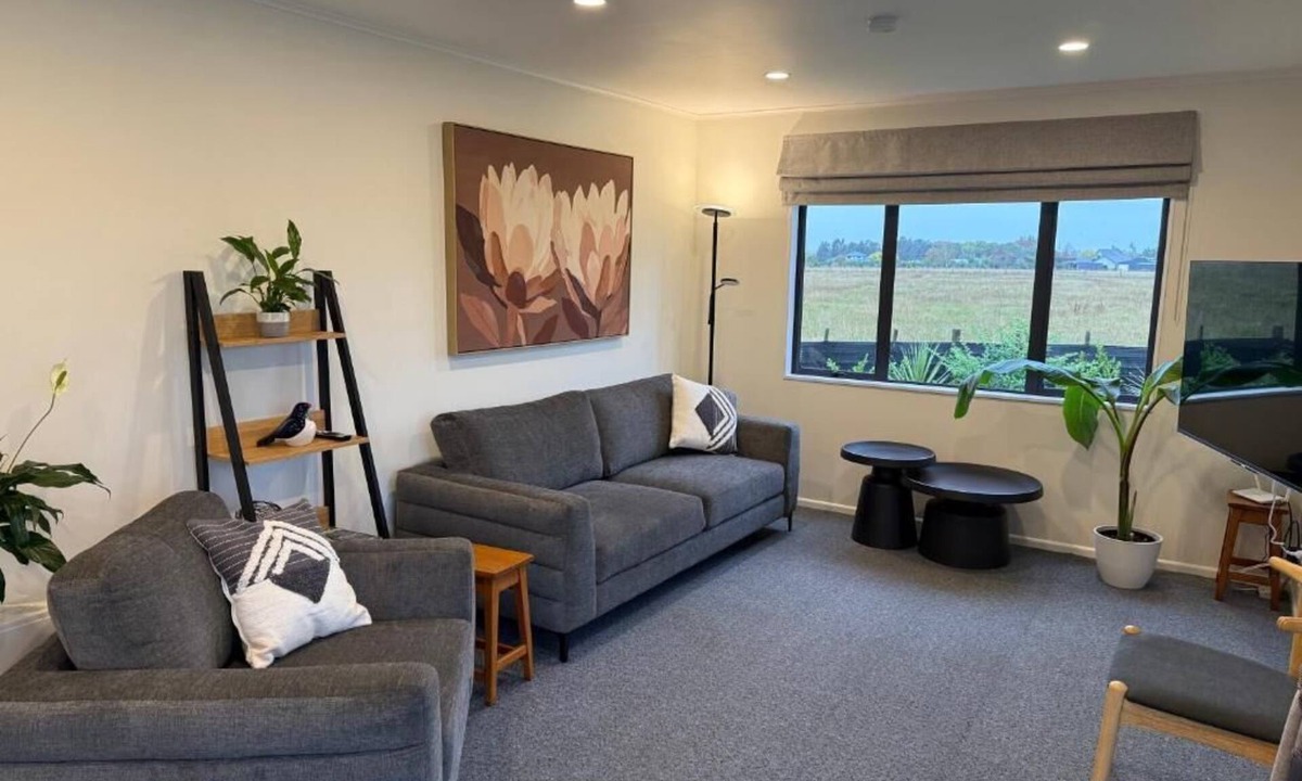 Opaki Villa | Protea Cottage. Relax-Explore-Work. 3km to Town.