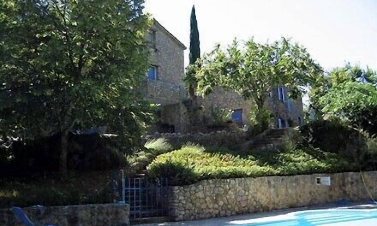 Sahune House | Provencal sheepfold, quiet, green setting, swimming pool open May 30-September 12