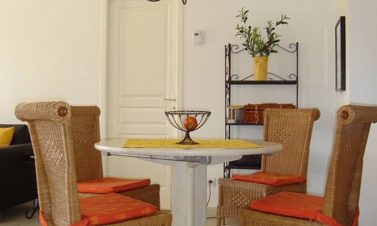 Pierrevert House | Provincial house with large garden. Golf course nearby.