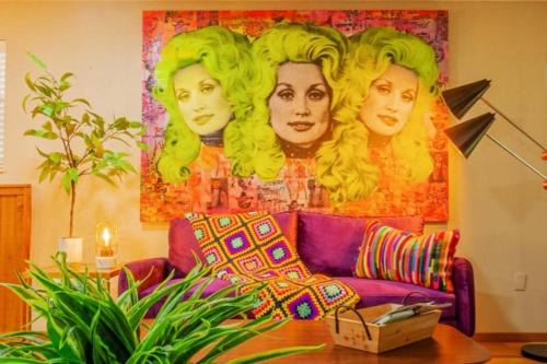 Caton House | PSYCHEDELIC DOLLYS DRIVE Wifi Grill Woods Mtns