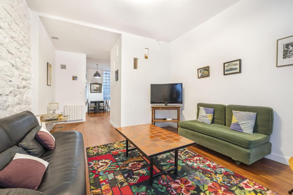 Quartier de la Folie-Mericourt Apartment | Psychedelic