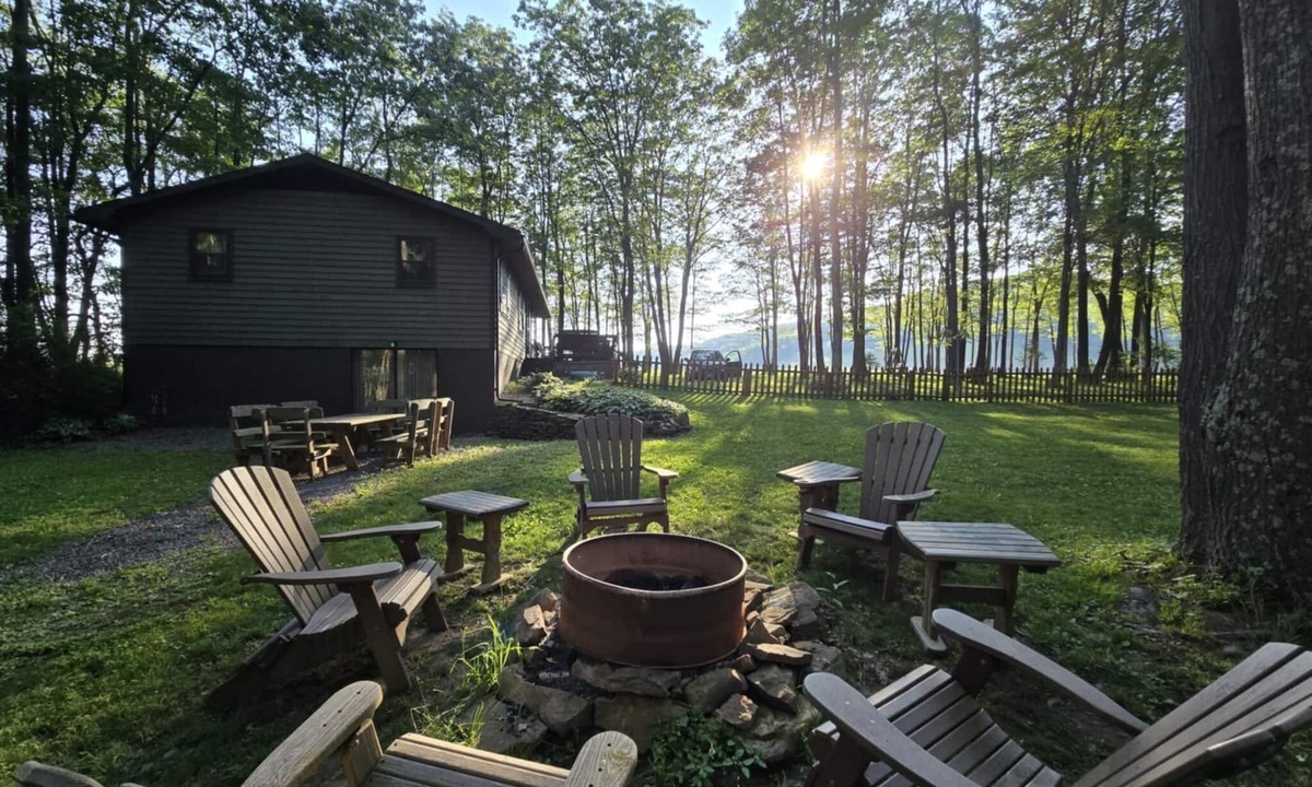 Friendsville House | Pup Paradise near Wisp & Deep Creek Lake- Firepit, Pool, Gym, King Bed, Dogs-ok