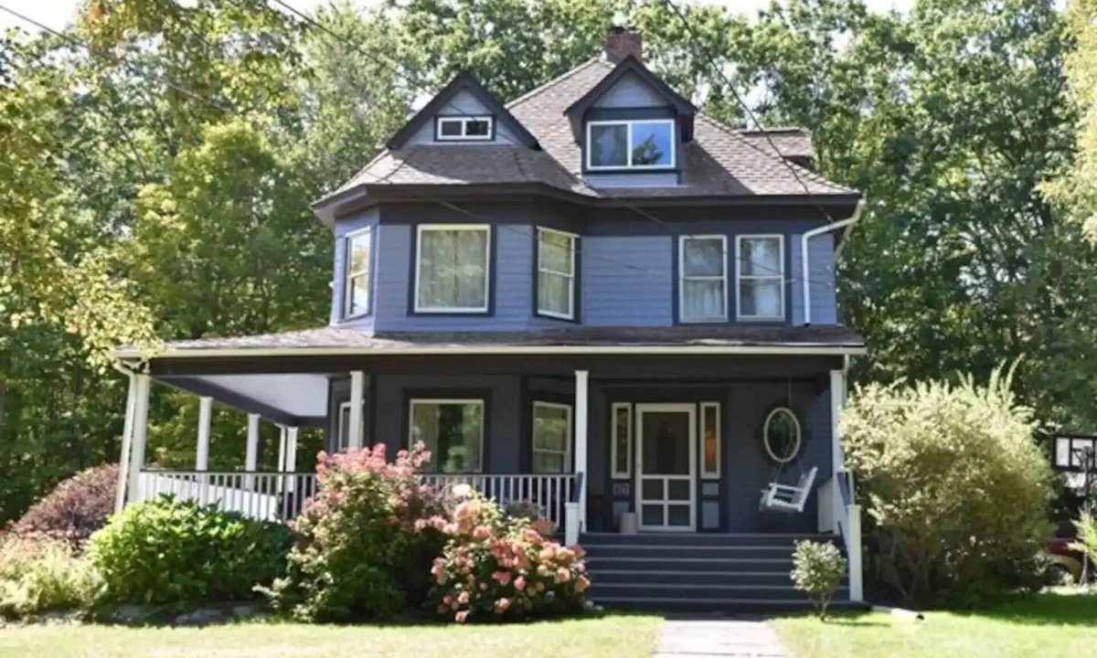 Highmount House | Purple Victorian Vacation Home near Belleayre