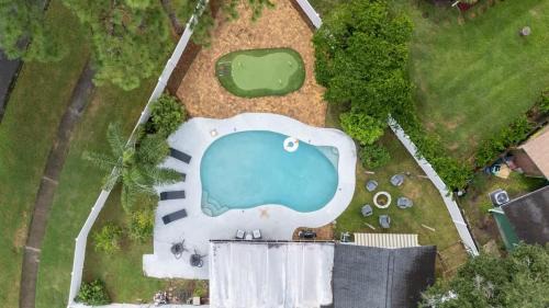 Southside House | Putt Putt Pool Home - Mini Golf Grill Ping Pong