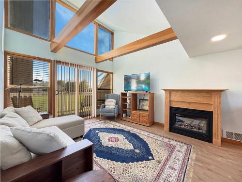 Sequim Apartment | Putters Paradise Stylish 1BR Golf Course Apartment with Scenic Views