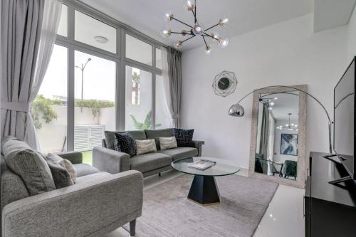 Dubai Villa | PVH - Chic 3BR Villa with Backyard - Albizia