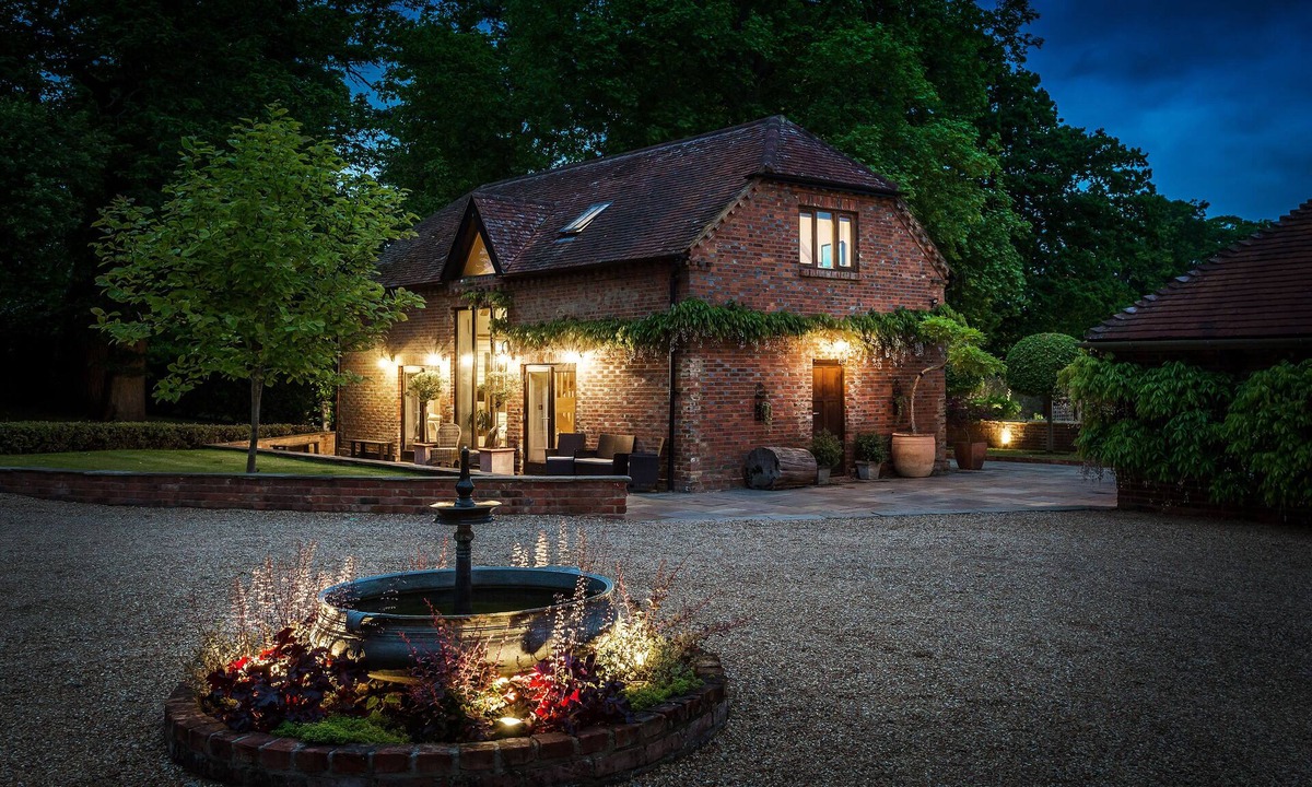 Godalming House | Quaint 2 bed historical cottage in stunning English countryside