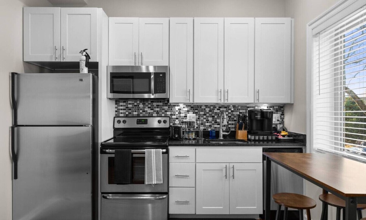 Northeast Hotel | Quaint 2BD Condo+ City living flat+Private Parking