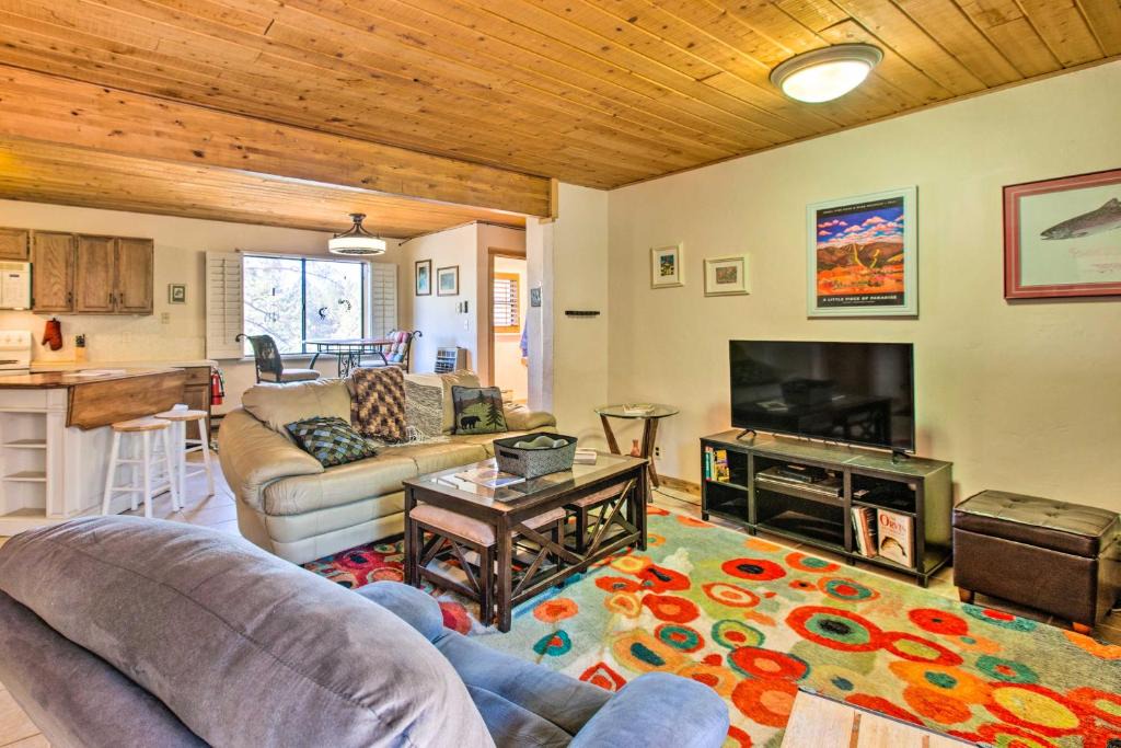 Angel Fire Apartment | Quaint Angel Fire Condo - Walk to Ski Lift!