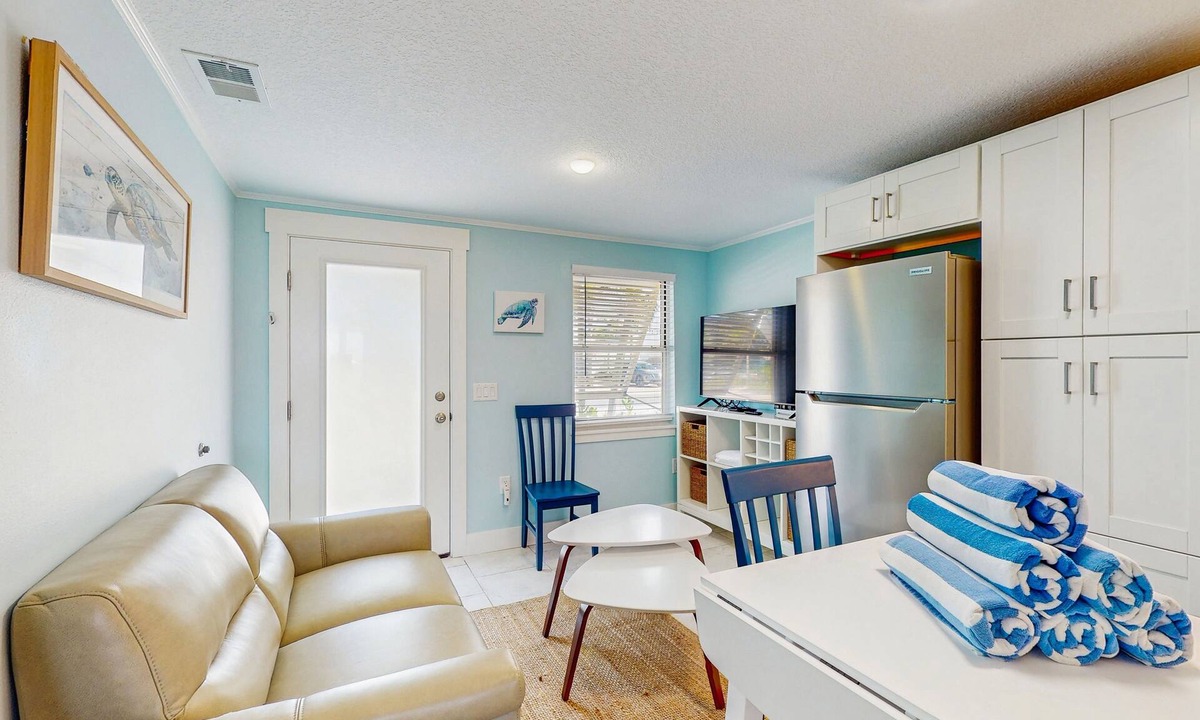 Holmes Beach Villa | Quaint beachfront duplex in ideal location with screened lanai & free trolley