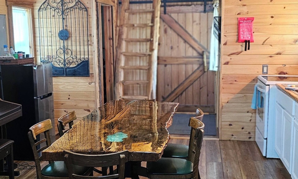 Dry Ridge Cabin | Quaint Cabin - 8 minutes from Ark Encounter! Country setting, near town!