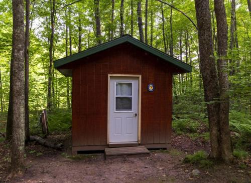 White Lake House | Quaint Cabin Surrounded by Nature for a Peaceful Retreat in White Lake, Wisconsin