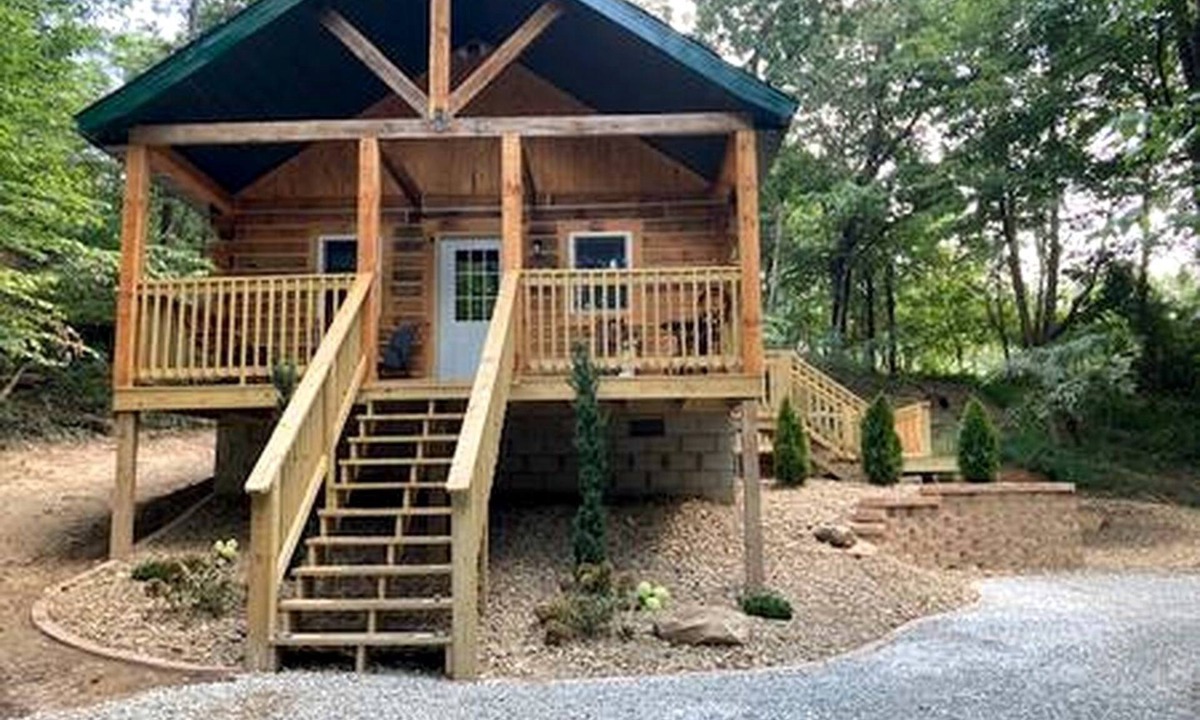 Birdseye Cabin | Quaint Cabin with Lofted Interior, Spa and BBQ in Indiana