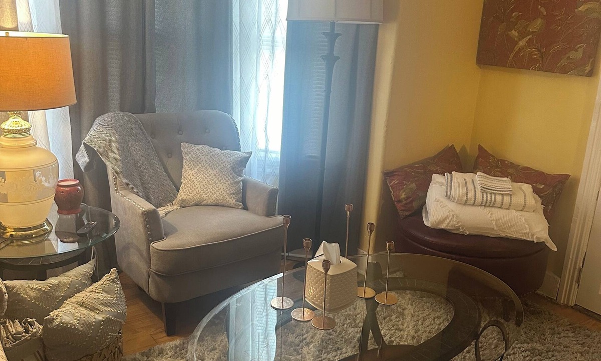 Mount Pleasant Apartment | Quaint & Charming 2 BR 1st Fl APT in Mount Pleasant near Federal Hill! Pets OK!