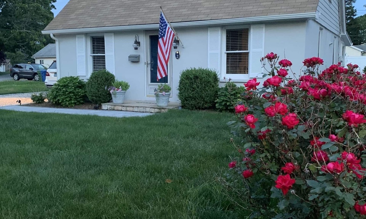 Old Saybrook House | Quaint cottage at Cornfield Point Assn - Walk to Beach