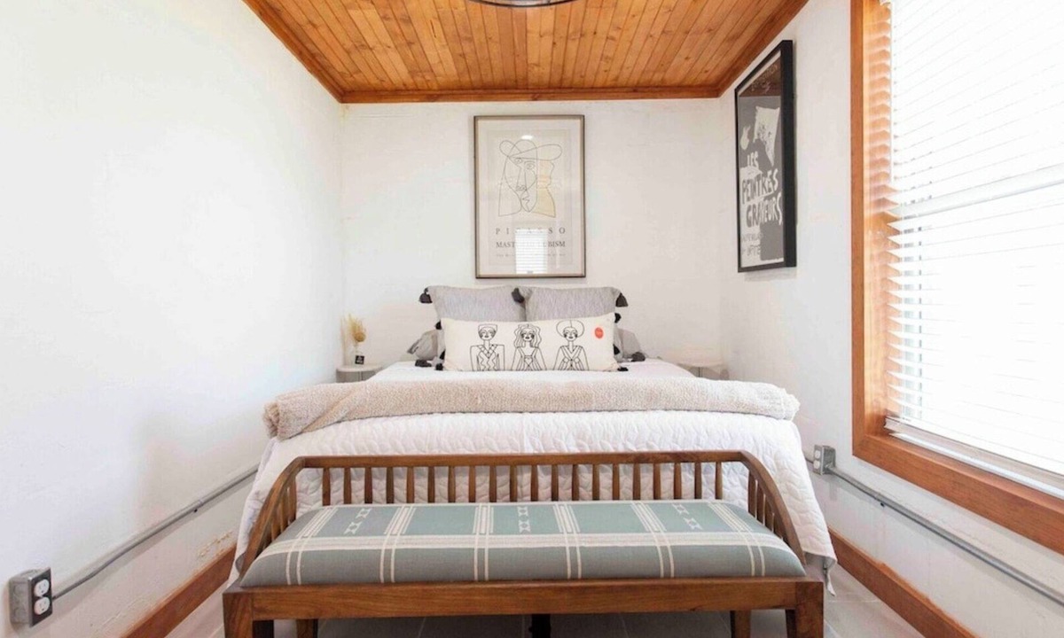 Buckner House | Quaint Cottage Downtown Buckner