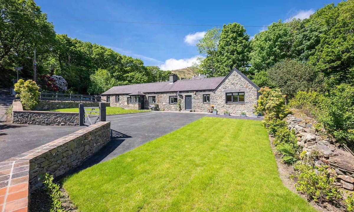 Llanberis Cottage | Quaint Cottage in the Heart of Eryri (Snowdonia) | 2-Merddyn-Coch