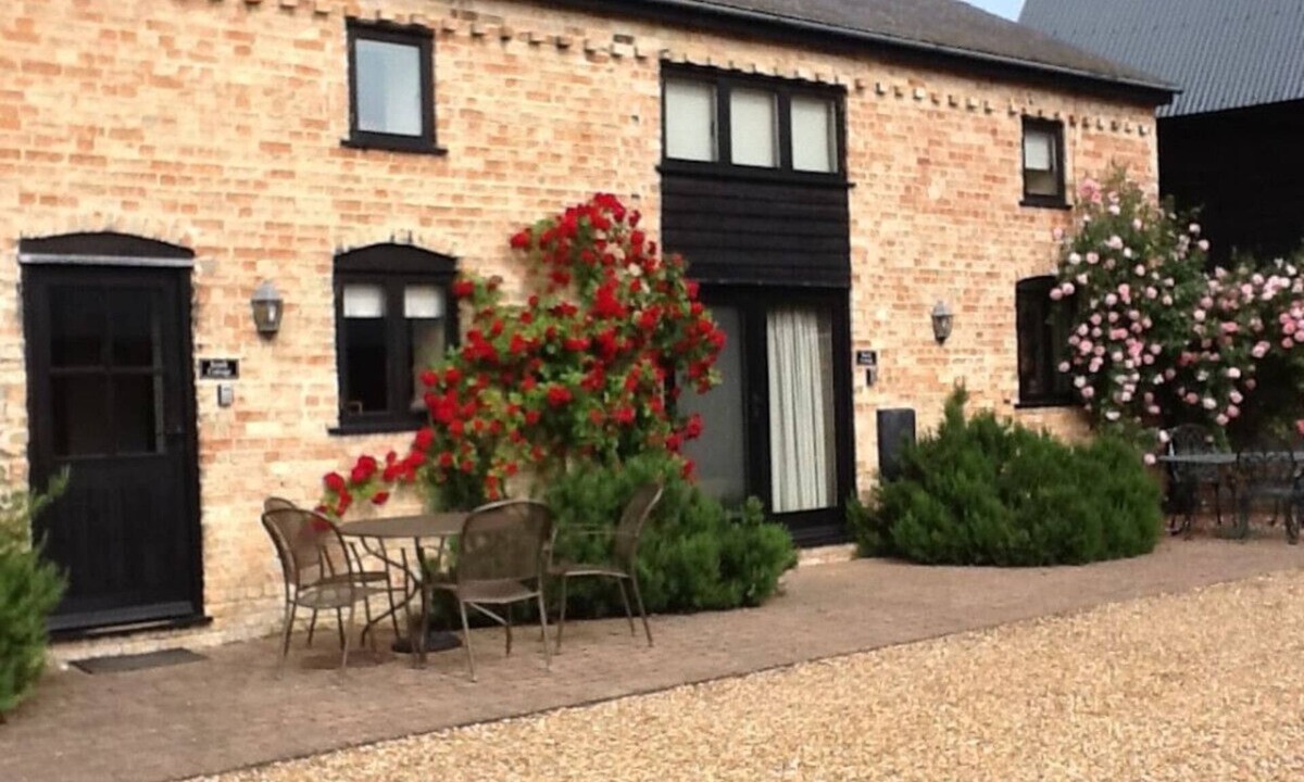 Cambridge Cottage | Quaint Farm Cottage in charming peaceful village
