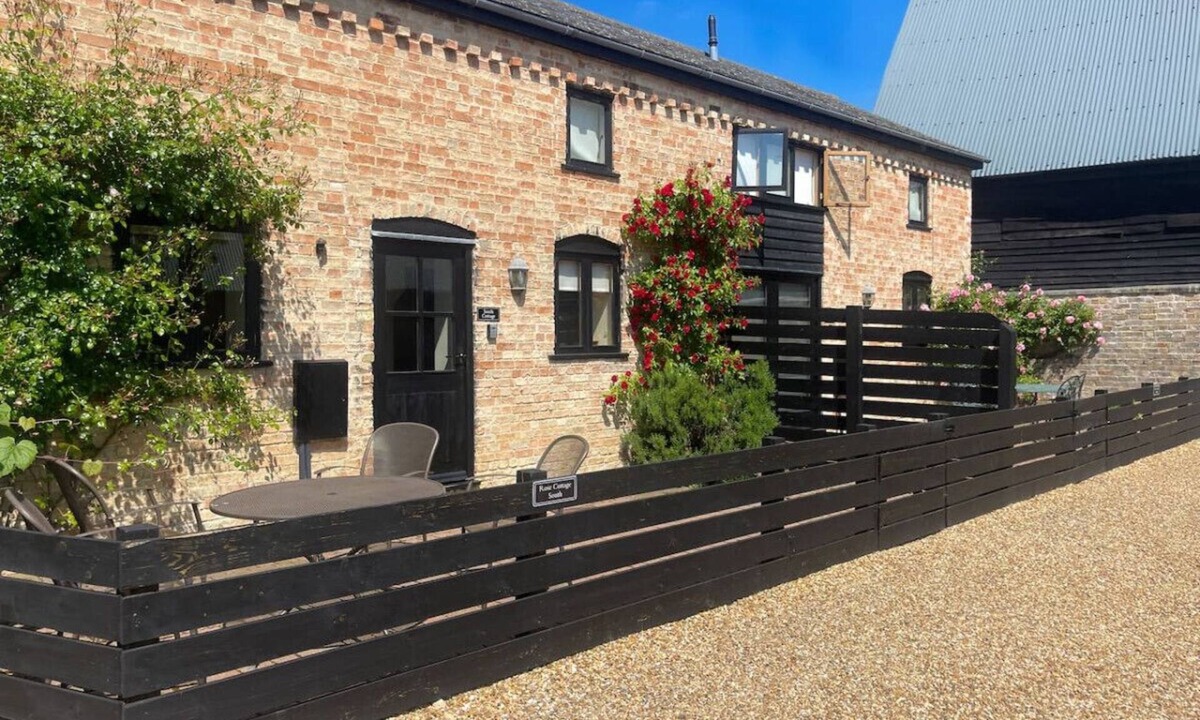 Cambridge Cottage | Quaint Farm Cottage in charming peaceful village