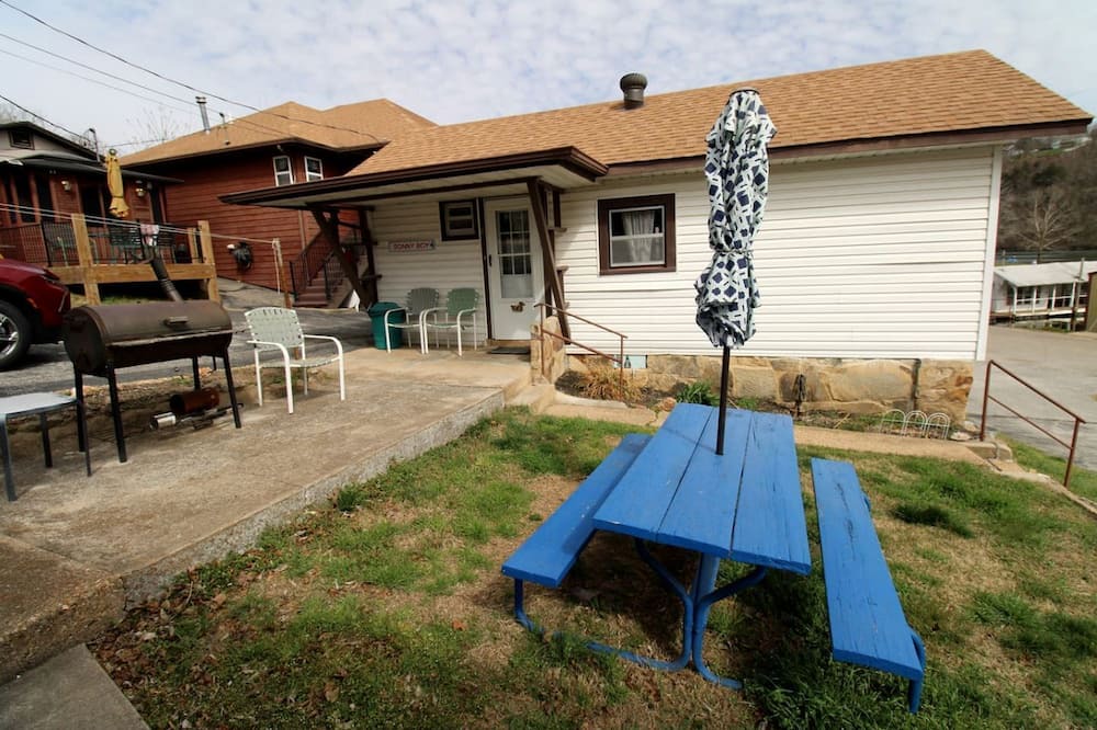 Rockaway Beach Cabin | Quaint Lakeside Cabin for a Memorable Fishing Trip to Lake Taneycomo in Rockaway Beach, Missouri