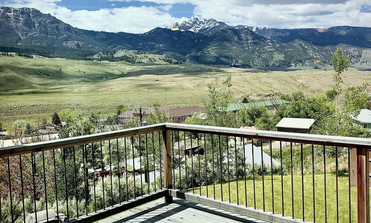 Gardiner Apartment | Quaint loft with spectacular views of the Gallatin Mountains