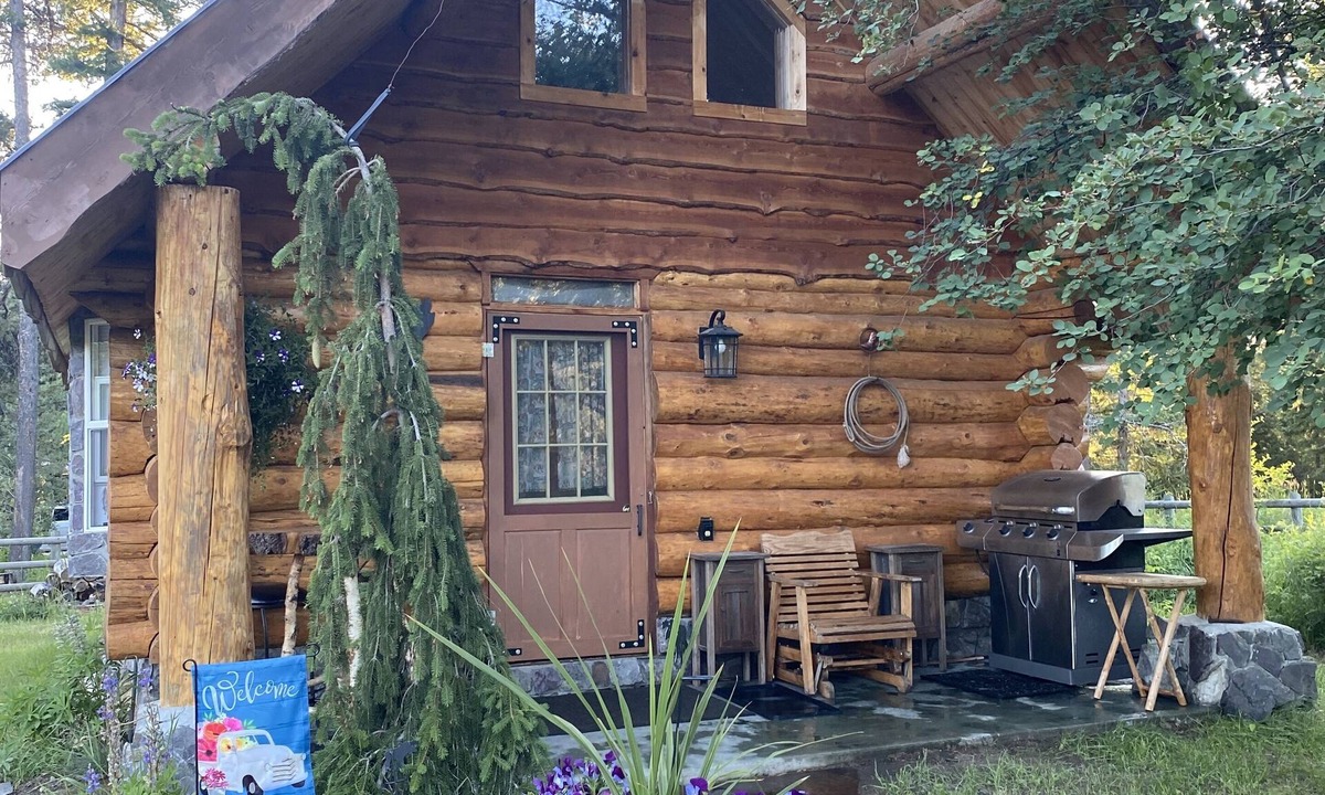 Coram Cabin | Quaint Log Cabin with River View. 7 miles to the entrance of West Glacier