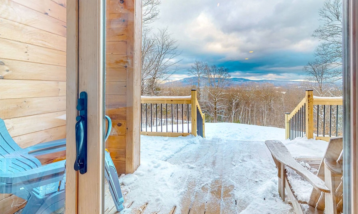 South Londonderry House | Quaint mountain retreat with a gas fireplace, balcony, central AC - dog-friendly