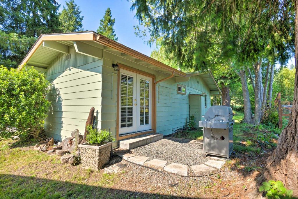 Brookings House | Quaint Riverside Reprieve w/Kayaks + Floats!