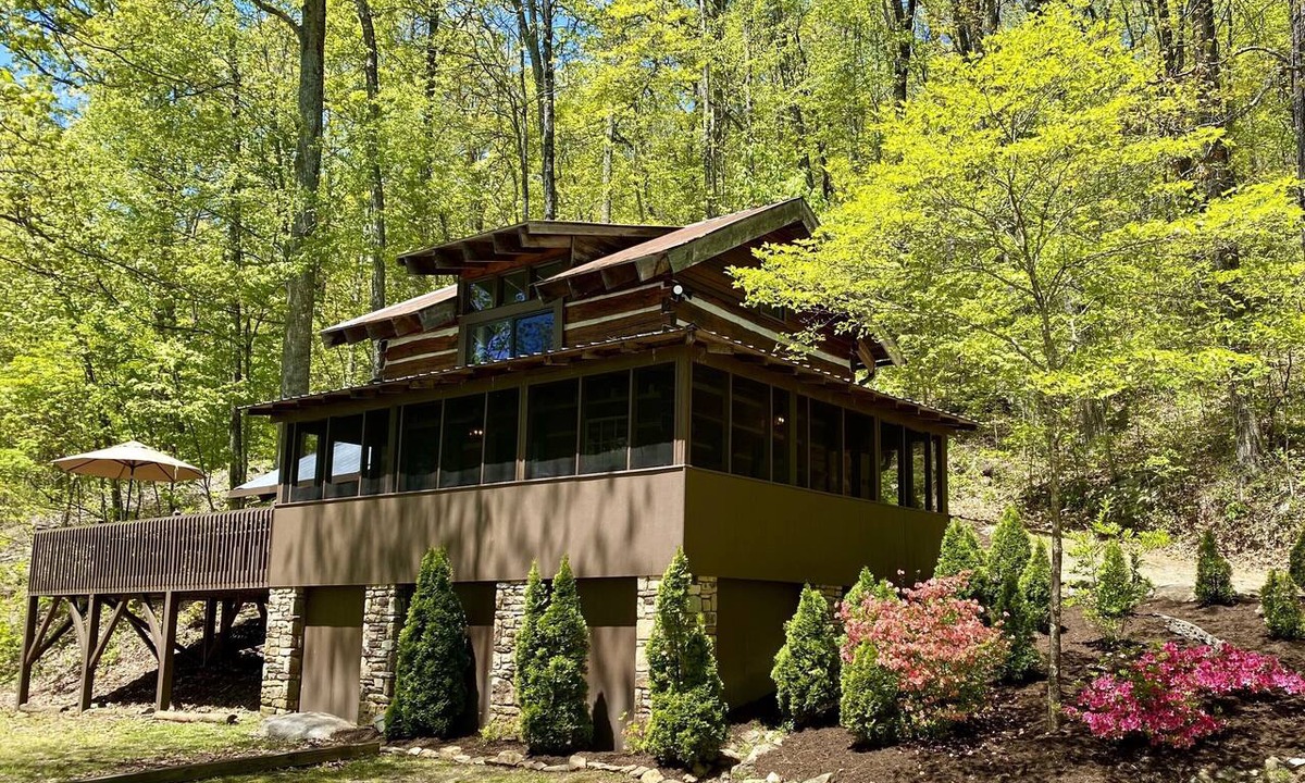 Fairview Cabin | Quaint, Romantic Mountain Antique Log Cabin near Asheville!