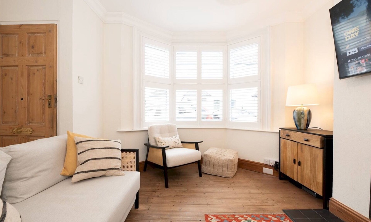 Fulwell and Hampton Hill House | Quaint Victorian Cottage great transport to London - Pass the Keys