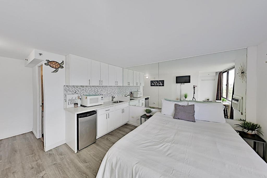 McCully - Moiliili Apartment | Quaint Waikiki Monarch Studio