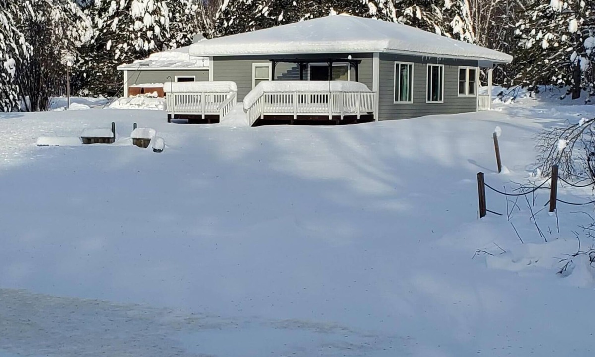 McGregor Cabin | Quaint Year Round Cabin with Access to Lake Minnewawa.