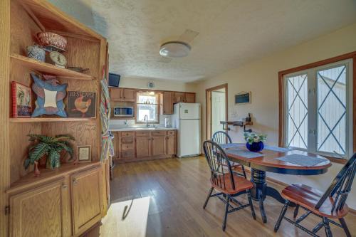 Poland House | Quaint Youngstown Home ~ 2 Mi to Boardman Park!