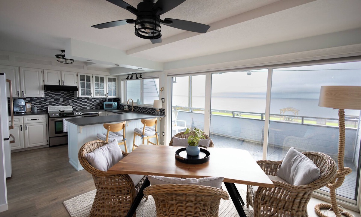 Regional District of Nanaimo Apartment | Qualicum Beach Sunset Waterfront Retreat