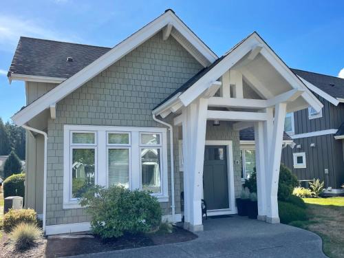 Regional District of Nanaimo Villa | Qualicum Landing Beachside Home