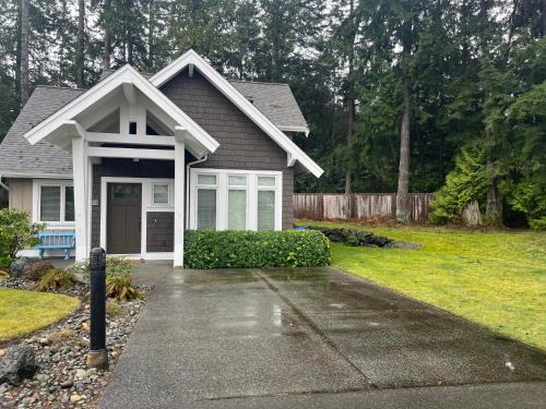 Regional District of Nanaimo Villa | Qualicum Landing Family Home