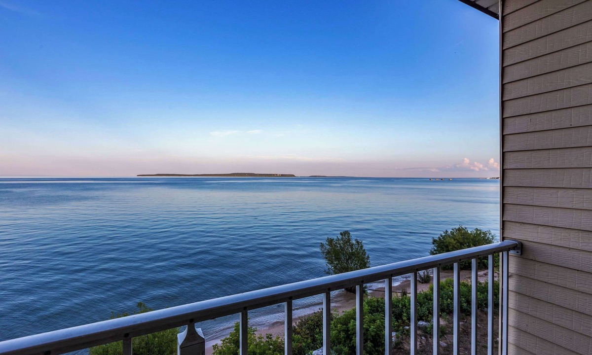 St Ignace Hotel | Quality Inn Lakefront