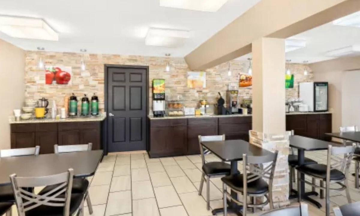 Middleburg Heights Hotel | Quality Inn Middleburg Heights near Cleveland Airport