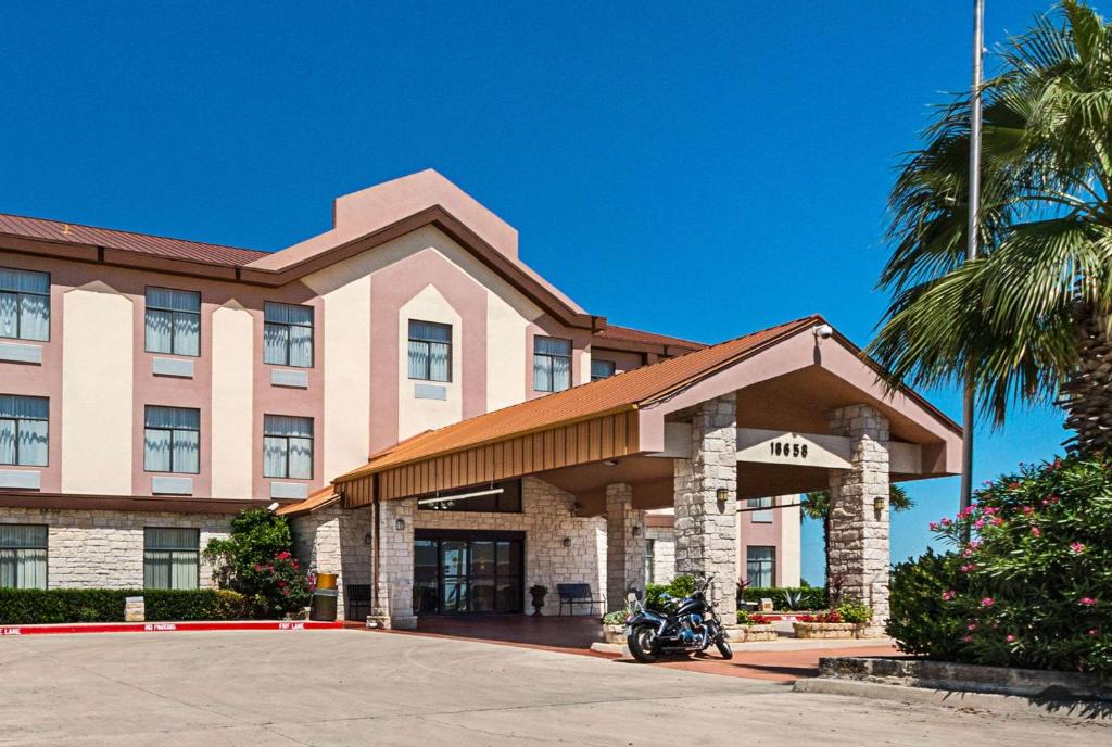 Kyle Hotel | Quality Inn & Suites Buda