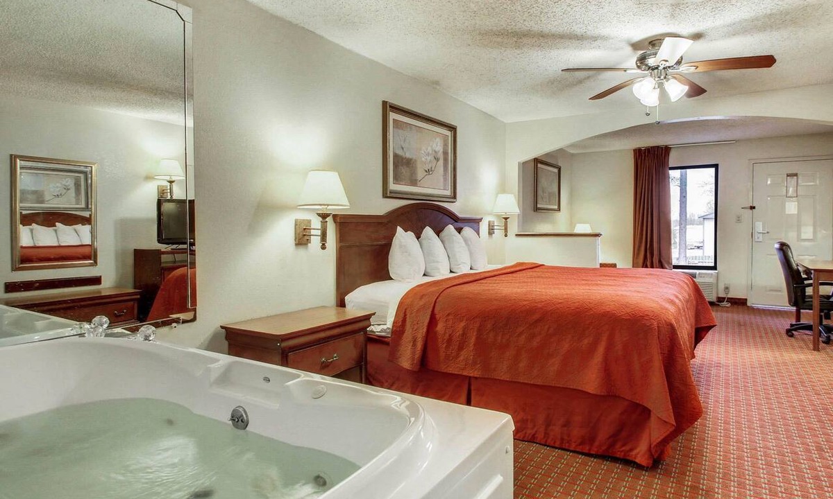 Clinton Hotel | Quality Inn & Suites Clinton - Jackson West