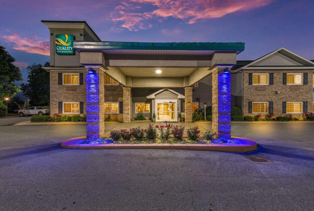 Flat Rock Hotel | Quality Inn & Suites Hendersonville - Flat Rock