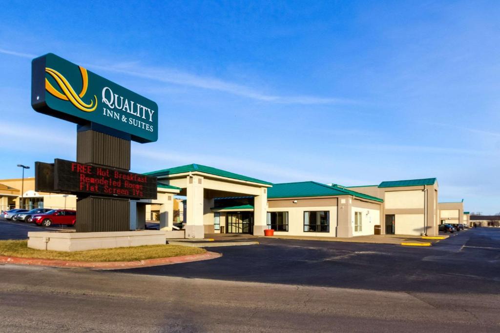 Moline Hotel | Quality Inn & Suites Moline Airport