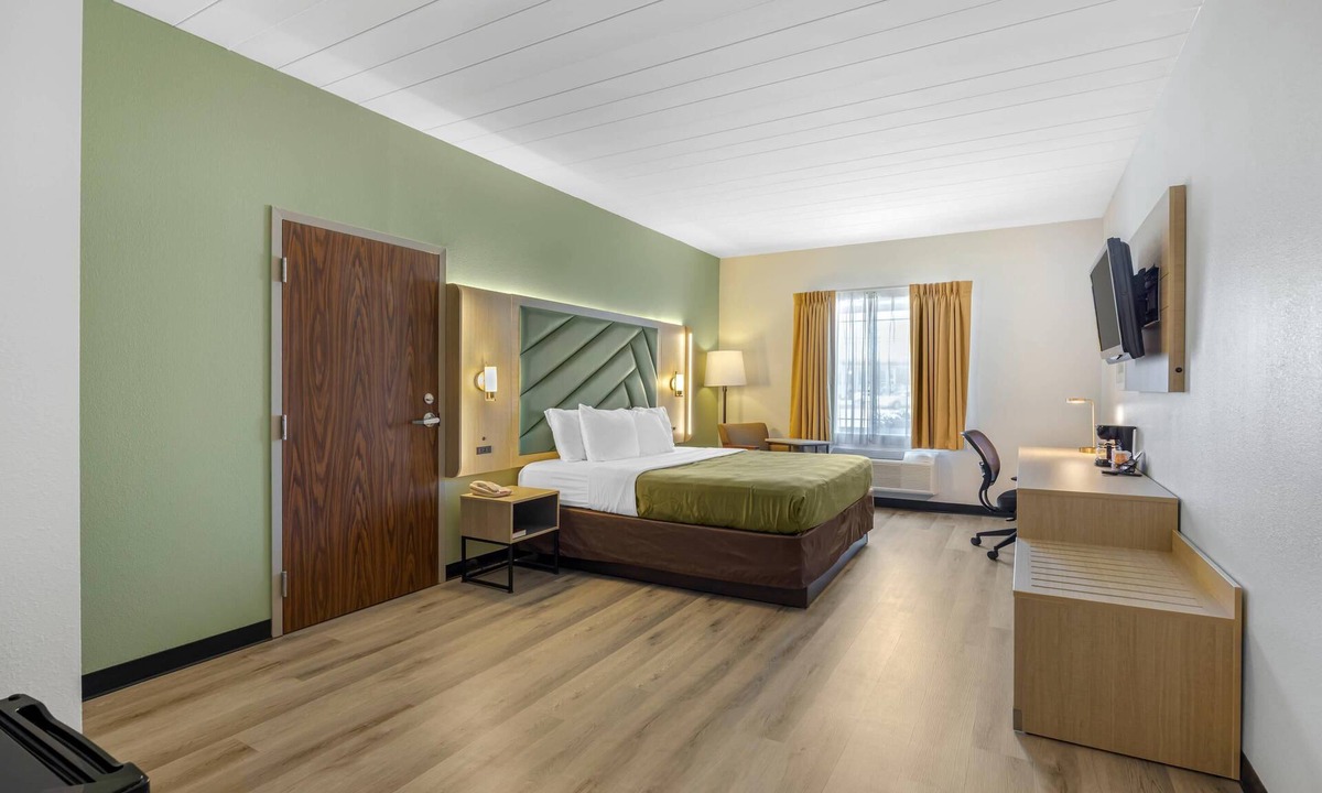 Monterey Hotel | Quality Inn & Suites Monterey I-40