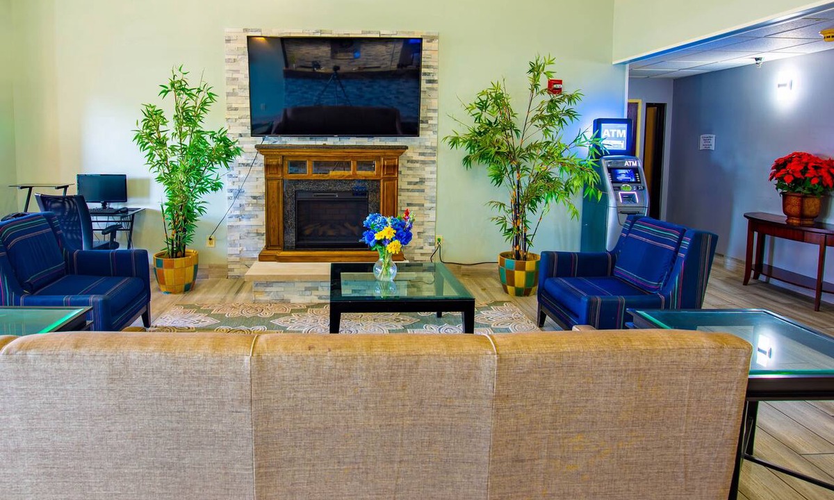 Woodstock Hotel | Quality Inn & Suites Woodstock near Lake Geneva