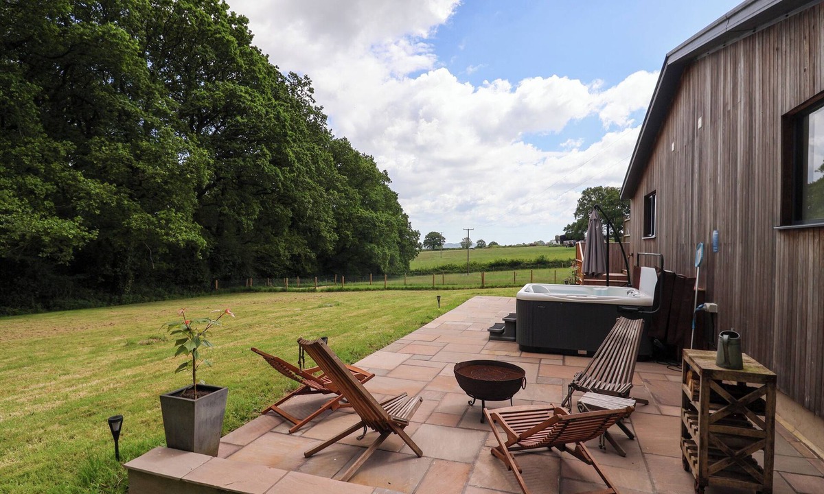 Honiton Cottage | QUANTOCK BARN, pet friendly, country holiday cottage in Honiton
