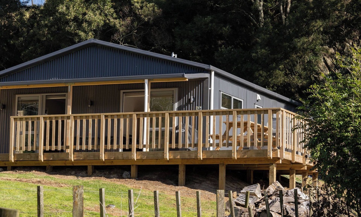 Raglan Cabin | QUARRY CABIN - spa, outside shower, new build, rural peaceful private setting