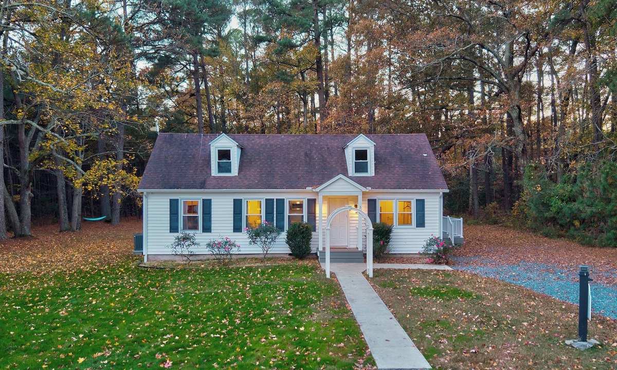 Cambridge House | Quarterdeck cottage at Swan Cove Manor - A cozy stay for up to 4 people