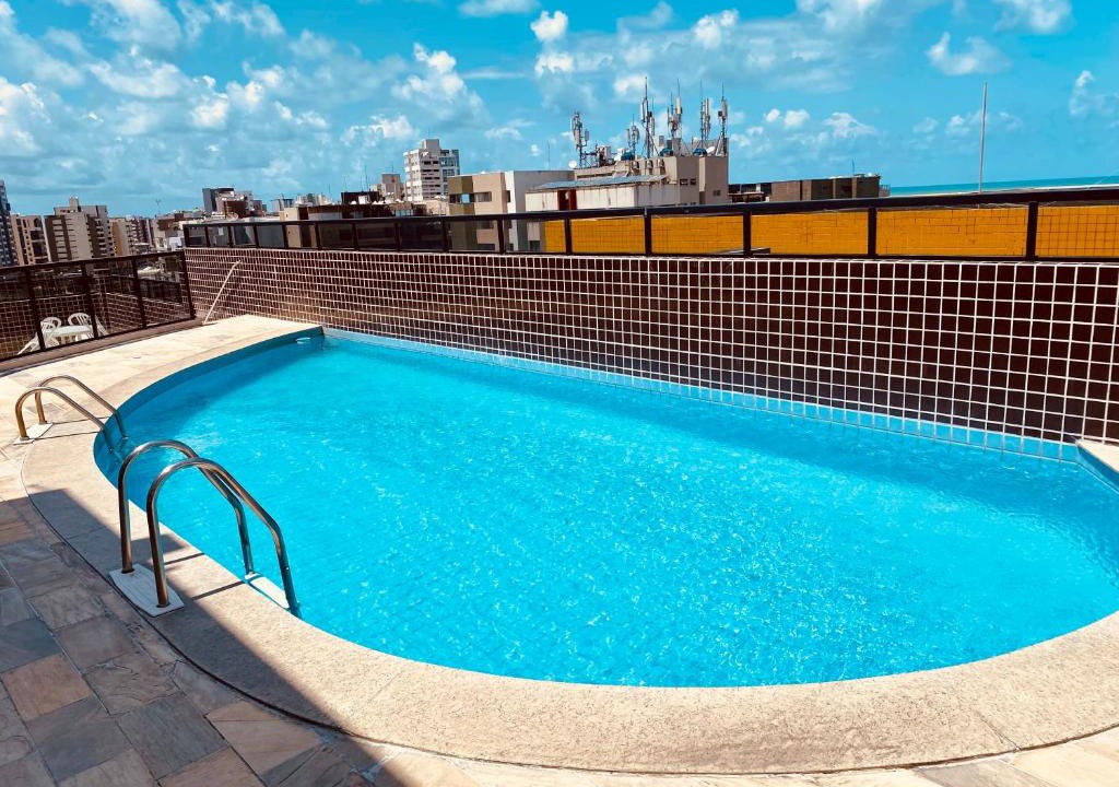 Ponta Verde Apartment | Quarto e sala com piscina próximo à praia