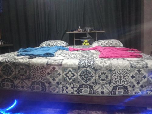 Jardim dos Ipes House | Quarto Vip, cama king, ar e tv, sacada e banheiro